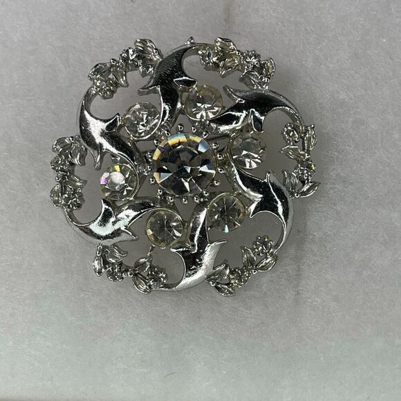 Vintage Jewelry - Vintage rhinestone swirl starbust open cut atomic area brooch.